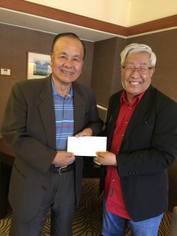 (사진)미국 워싱턴에 있는 한동대학교 미주후원회 진금섭 회장(왼쪽)은 미주 지역에서 대학 발전을 위해 모금한 후원금 1만 5천불(한화 약 1,690만 원)을 김영길 한동글로벌후원회장에게 지난 26일 서울 인터컨티넨탈호텔에서 전달했다.