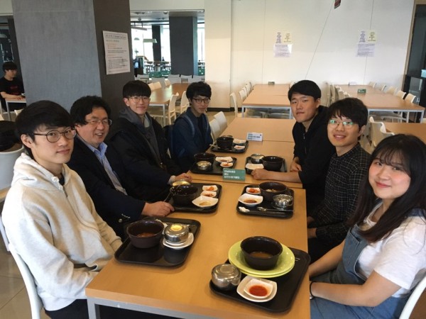 (사진)장순흥 총장과 김기찬 총학생회 회장 등이 지난 14일 학생 식당에서 ‘총장님, 교수님과 함께하는 아침 식사’ 이벤트로 준비한 무료 아침밥을 같이 먹었다