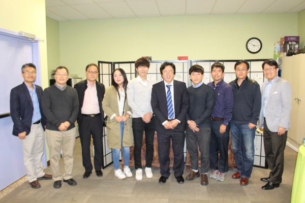 (사진)한동대 장순흥 총장(오른쪽에서 다섯 번째)이 미국 실리콘밸리 지역의 한동대 협력회사 관계자 및 한동대 동문과 함께 기념사진을 찍고 있다