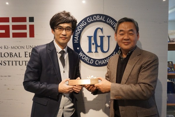 (사진)지난 26일 한동대 서울사무소에서 한동대가 디비피아에 감사패를 전달하고 기념사진을 찎고 있다