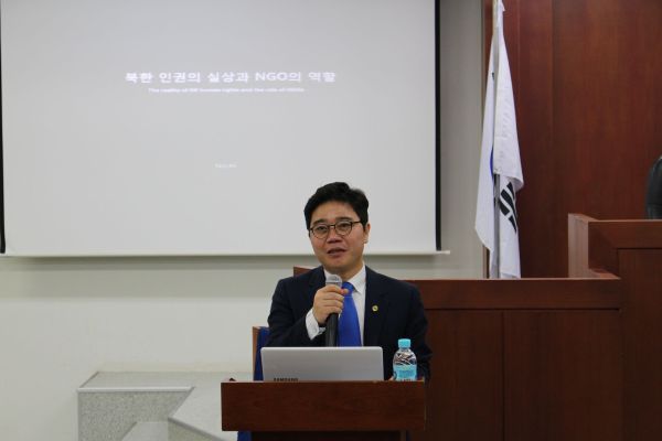 (사진)지난 4일 한동대 올네이션스홀 국제법률대학원 모의법정에서 '북한 인권의 실상과 NGO의 역할'을 주제로 강연을 펼치는 북한인권운동가 지성호 '나우(NAUH)' 대표