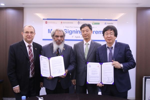 (사진)업무 협약(MOU) 체결(왼쪽부터 쟌 쥬바 파푸아뉴니기 교육부 차관, 앤드류 야마네아 주한 파푸아뉴기니 대사, 최영한 교육부 국제협력국 국장, 장순흥 한동대 총장)