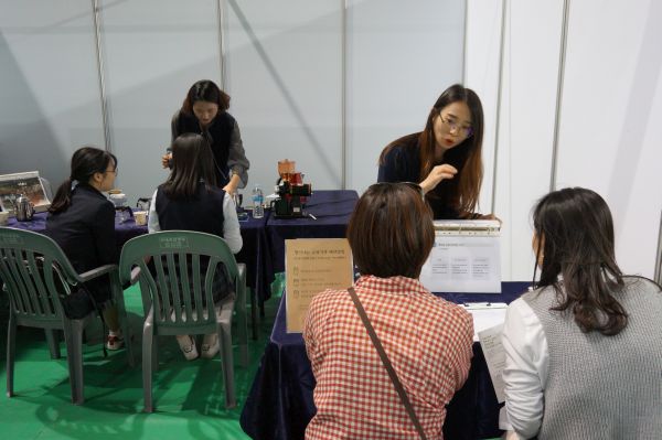 (사진)한동대학교&nbsp;경상권&nbsp;교육기부센터(센터장 정숙희)는&nbsp;지난&nbsp;11일&nbsp;경상남도&nbsp;고성군&nbsp;국민체육센터에서 열린 ‘2018&nbsp;고성군&nbsp;진로박람회’에&nbsp;참가해&nbsp;교육기부&nbsp;부스를&nbsp;운영했다