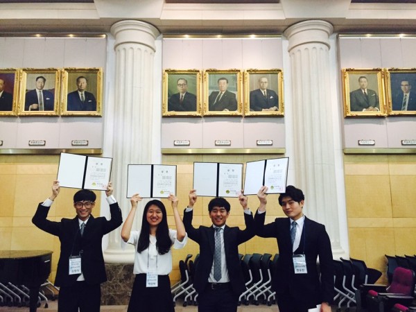 (사진)한동대학교 코이노니아팀(정민재, 박민아, 한우진, 김정식. 경영경제학부, 4학년)이 지난 18일 한국은행 서울 본부에서 열린 ‘2016 한국은행 통화정책 경시대회’ 전국 결선대회에서 동상을 받았다.