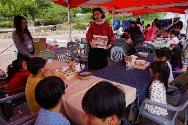 (사진)한동대학교&nbsp;경상권&nbsp;교육기부센터(센터장&nbsp;정숙희)는&nbsp;지난&nbsp;20일&nbsp;렛츠런파크 부산경남에서 열린&nbsp;‘2018년 어린이 직업체험 대축제’에&nbsp;참가해&nbsp;교육기부&nbsp;부스를&nbsp;운영했다