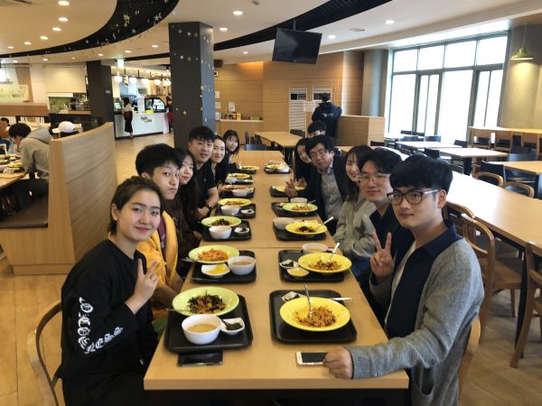 (사진)장순흥 총장과 김광수 총학생회 회장 등이 지난 11일 학생식당에서 ‘총장님과 함께 하는 아침 식사’ 이벤트로 준비한 무료 아침밥을 같이 먹었다