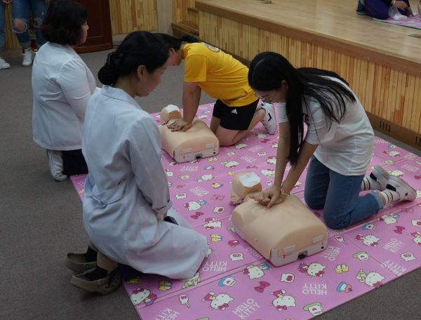 (사진)포항여자중학교 학생들이 심폐소생술을 실습하고 있다. 