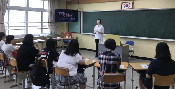 (사진)한동대학교 대학일자리센터가 지난 7월 11일과 16일에 강구정보고등학교와 포항여자전자고등학교에서 재학생을 대상으로 마련한 '찾아가는 취업 컨설팅' 행사에 참여한 학생들이 이력서 작성 및 이미지 메이킹 강의를 듣고 있다