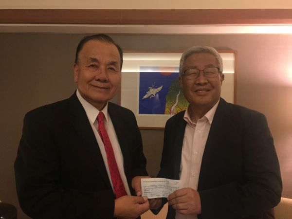 (사진)김영길 한동대 글로벌후원회장(오른쪽)과 진금섭 한동대 미주후원회장