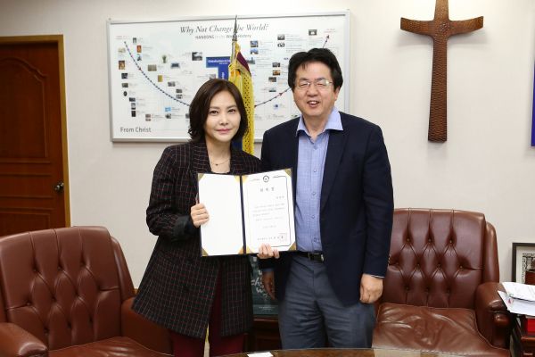 (사진)한동대 장순흥 총장이 지난 8일 총장실에서 추상미 감독(왼쪽)에게 홍보대사 위촉장을 수여했다.