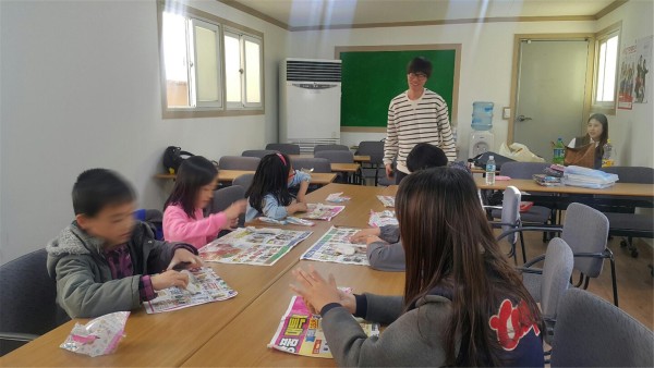 (사진)한동대 RCY는 다문화 가정 자녀들을 대상으로 멘토링을 진행했다(지난 4월 9일, 다문화 가정 아이들이 지점토로 각자가 상상하는 것을 만들고 있다)