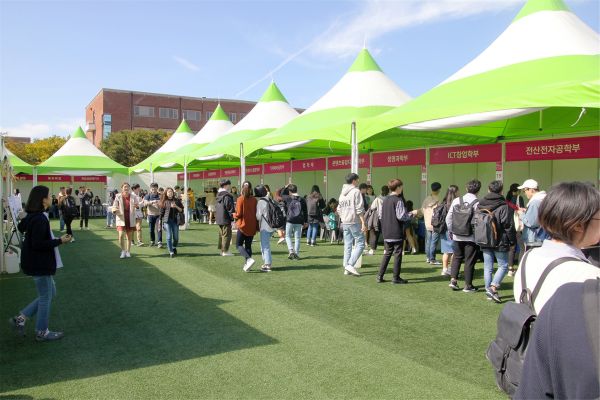 (사진)한동대학교 대학일자리센터(센터장 이재영 교수)는 지난 8일과 9일 이틀 동안 ‘한동 커리어 페스티벌, 런 유어 월드(Run Your World)’을 교내 나눔평봉필드에서 개최했다