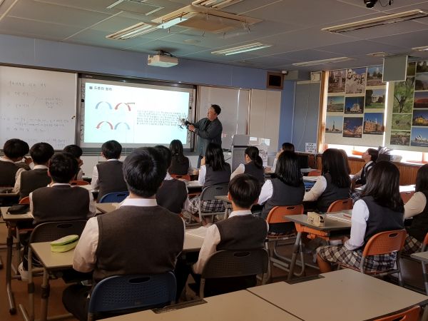 (사진)디 랩스 황용구 대표가 드론의 원리에 대해 학생들에게 설명하고 있다