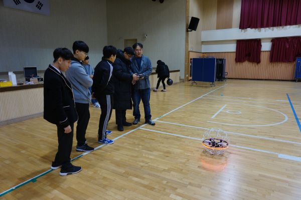 (사진)황용구 대표가 드론 축구에 대해 참가 학생들에게 설명하고 있다.