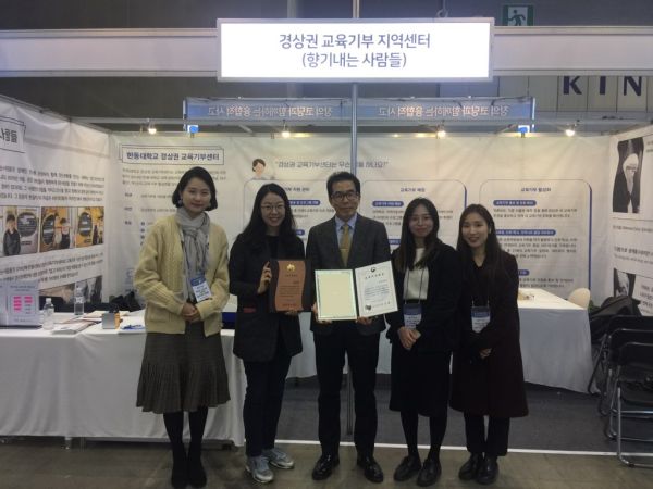 (사진)수상 기념사진(가운데 조원철 학생처장)