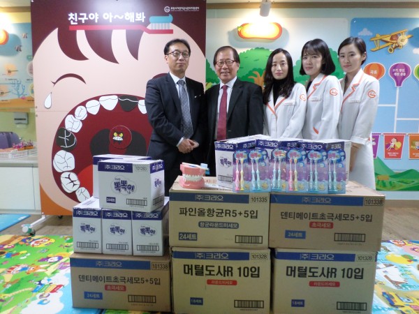 (사진)한동대학교에서 위탁 운영 중인 포항시 어린이급식관리지원센터(센터장 도형기 한동대 생명과학부 교수)는 지난 4일 지난해부터 어린이 보건위생교육을 위해 매년 영유아칫솔 500세트를 지원하는 포항시치과의사회와 업무협약을 체결했다.