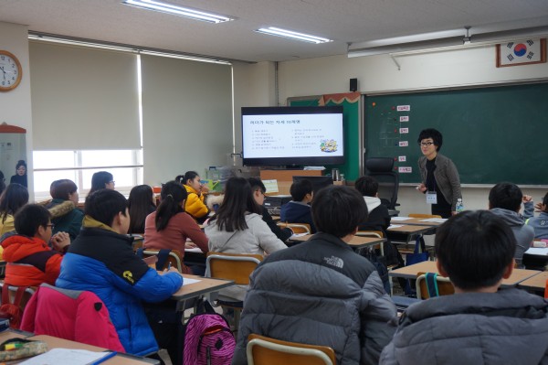 (사진1)개인교육기부자 선생님이 프로그램을 진행하고 있다.