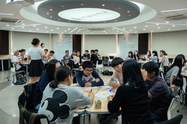 (사진1)고등학생들이 ‘한동 전공 체험 활동’의 다양한 프로그램에 참가하고 있다
