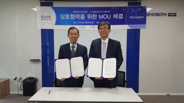 (사진)김기석 한동대 링크사업단장(오른쪽)과 목영두 (주)르호봇 비즈니스 인큐베이터대표가 서명한 협약서를 교환한 후 기념 촬영을 하고 있다