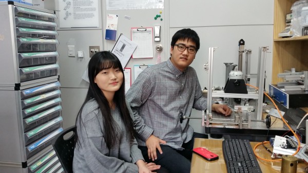 (사진)김현기(오른쪽), 김혜신 학생