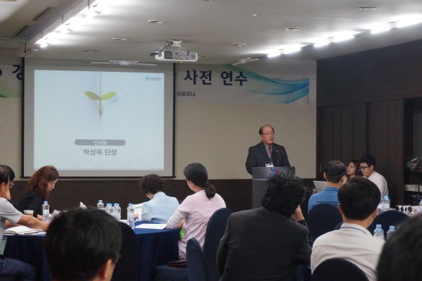 (사진2)박성욱 경상권 개인교육기부단 단장이 인사말을 전하고 있다