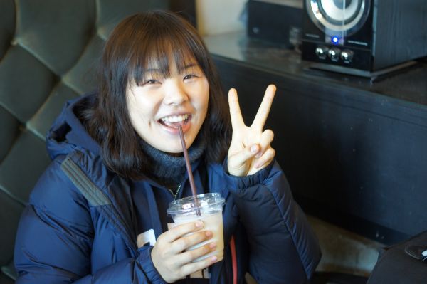 (사진1)선미커피를 선물로 받은 이가현 학생(글로벌리더십학부, 15학번)