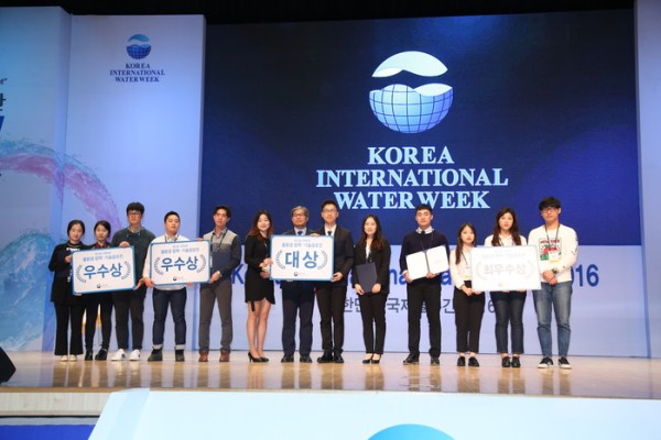 (사진2)한동대 아쿠아젠팀(노동민, 김다영, 임소진)이 지난 21일 대구 EXCO에서 열린 '제3회 대학생 물환경 정책·기술 공모전' 시상식에서 대상을 차지했다.