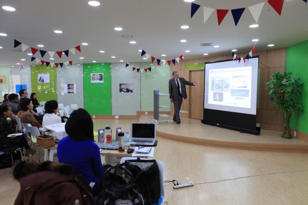 (사진1)얀모로 프랑스대사관 대학교육협력담당자가 ‘프랑스 교육’이라는 주제로 특강을 했다