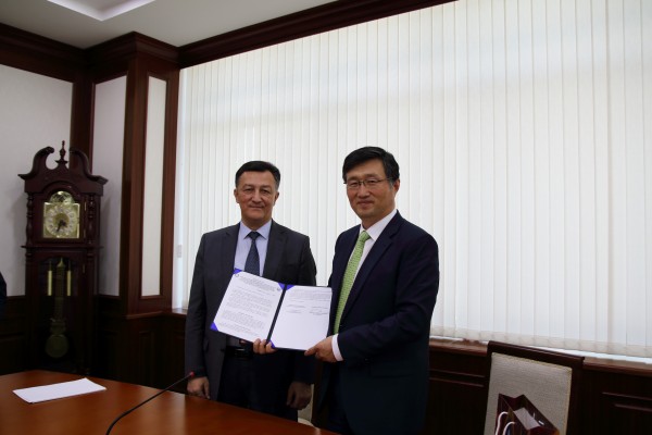 (사진1)우즈베크 기업경영연구원과의 MOU 체결(16.06.30)