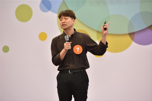 (사진1)이선용 학생이 본선에서 발표하고 있다.