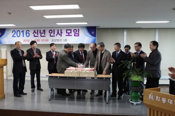 (사진1)장순흥 총장(가운데), 이종철 학사부총장, 강신익 행정부총장, 주요 보직자 등이 떡을 자르고 있다