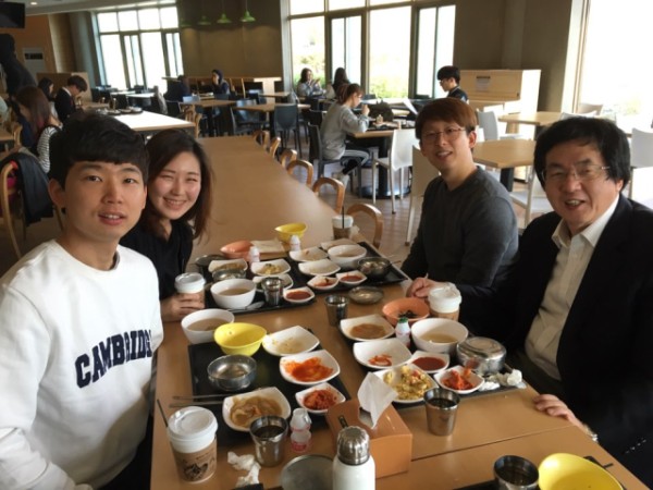 (사진1)장순흥 총장(오른쪽)과 백이삭 총학생회 회장 등이 학생 식당에서 무료 아침 식사를 하고 있다
