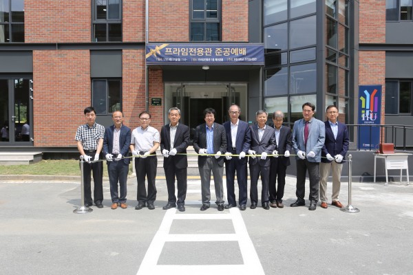(사진1)장순흥 한동대 총장을 비롯한 교무위원들이 테이프를 자르고 있다
