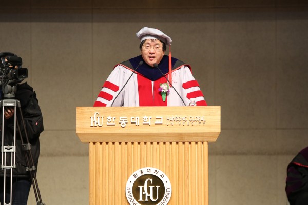 (사진1)장순흥 한동대 총장이 입학식 식사를 말하고 있다