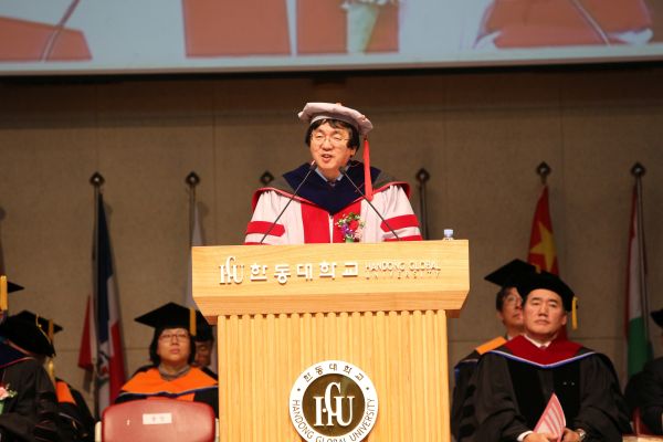 (사진1)장순흥 한동대 총장이 입학식 식사를 말하고 있다
