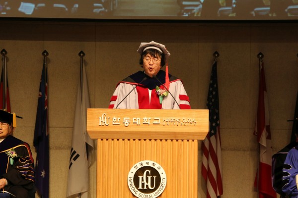 (사진1)장순흥 한동대 총장이 졸업식사를 말하고 있다