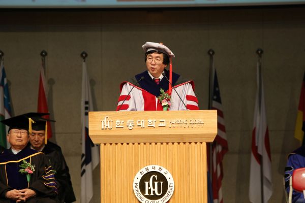 (사진1)장순흥 한동대 총장이 졸업식사를 말하고 있다