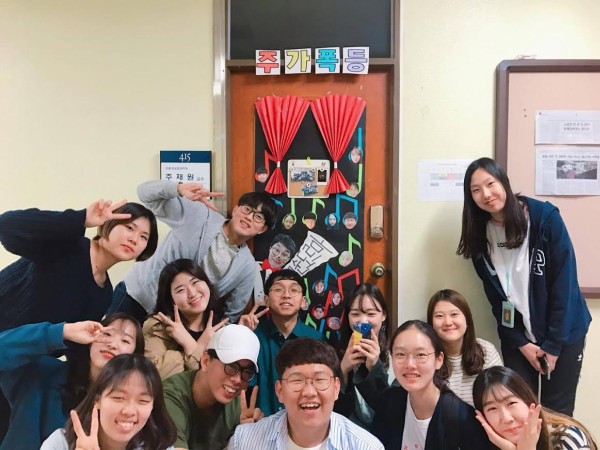 (사진1)주재원 교수팀 학생들이 담임 교수 연구실 문 꾸미기를 마친 다 함께 기념사진을 찍고 있다