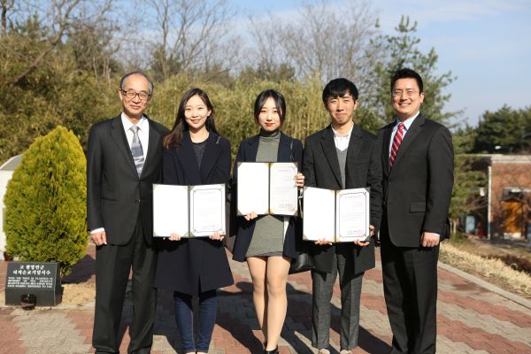(사진1)최유강 총동문회장과 이종철 학사부총장이 장학금을 받은 학생들과 기념사진을 찍고 있다