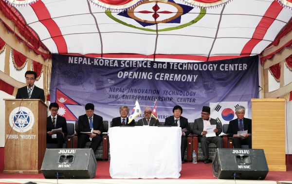(사진1)한·네팔 적정기술거점센터 개소식(왼쪽부터 이종선 교수(사회자), 최진규 NITEC 센터장, 전영수 미래부 과장, 최용진 주네팔 한국대사, 치란지비 프라사드 샤르마(Chiranjeebi Prasad Sharma) 포카라대 총장, 장순흥 한동대 총장, 포카라대 교무처장, 한윤식 NITEC 사업단장 )