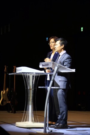 (사진1)한동대 신혜인 통역번역대학원 교수가 저녁집회에서 통역하고 있다(사진 왼쪽)