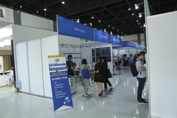 (사진3)한동대학교, 유엔아카데믹임팩트 어스파이어(UNAI ASPIRE), 유네스코 유니트윈(UNESCO-UNITWIN) 사업단의 홍보 부스