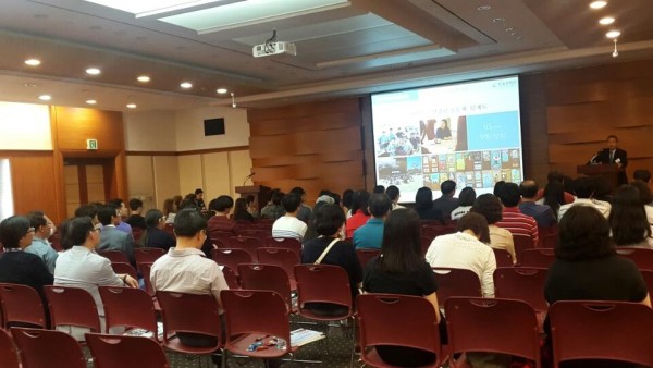 (사진)지난달 21일 서울 코엑스에서 열린 입학설명회에서 강신익 부총장이 한동대학교를 소개하고 있다