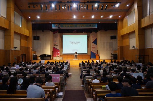 (사진1)정숙희 센터장이 오리엔테이션을 진행하고 있다