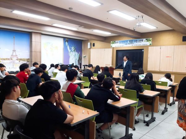 (사진1)박성호 대표가 지난 11일 영덕 강구정보고등학교 학생들에게 ‘창업과 3D프린터’를 주제로 강의했다