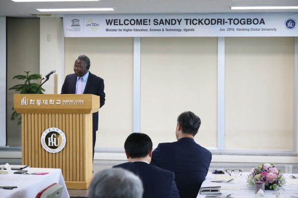 (사진2)오찬에서 인사를 하고 있는 샌디 티코드리 장관