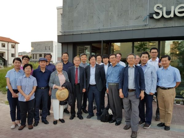 (사진1) 평양과기대 총장단·교수진들과 워크샵 이후 단체사진 (2018.8.20.)