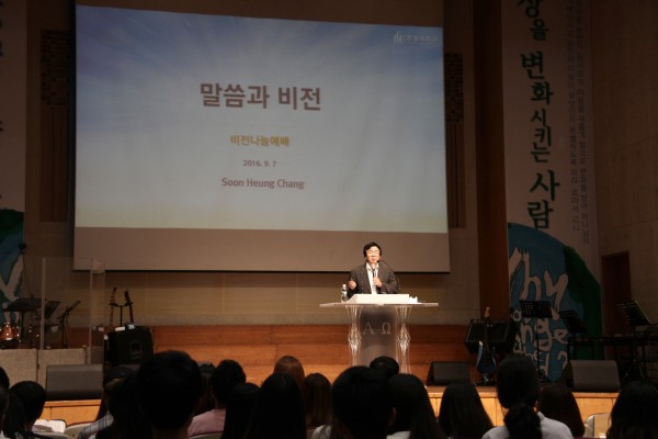 (사진1)장순흥 한동대 총장은 지난 7일 효암 채플에서 열린 ‘비전 2025’ 나눔 예배에서 오는 2025년까지 한동대가 나아가야 할 방향을 담은 새로운 중장기 발전계획을 선포했다.