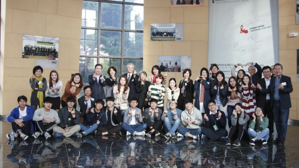 (사진1)지난 22일, 후원자와 수혜 학생들이 한동대 올네이션스홀에서 나눔의 시간을 가진 후 다 함께 기념 사진을 찍고 있다.