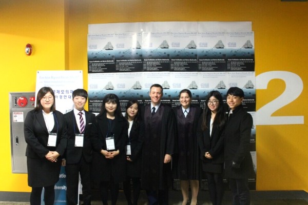 (사진1)한동대 글로벌리더십학부 김주영(20)과 국제법을 전공하는 안하림(23), 고소영(22), 이다혜(22), 정소율(21), 이영광(22) 등 여섯 명의 학생은 ‘제5회 스텟슨 국제 환경 모의재판 동아시아 경연대회’에서 준우승을 차지했다.